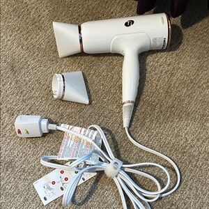 T3 Cura Luxe hair dryer